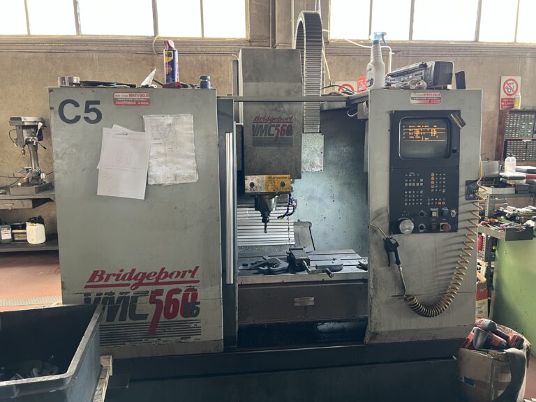 Centro di lavoro CNC a 3 assi nell'officina Effe3